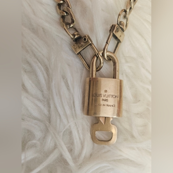 Louis Vuitton bundle: Lock & key with chain + box & card holder 💯 - Picture 4 of 9